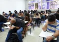 Estudantes participando de um exame, focados na prova.