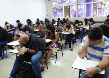 Estudantes participando de um exame, focados na prova.