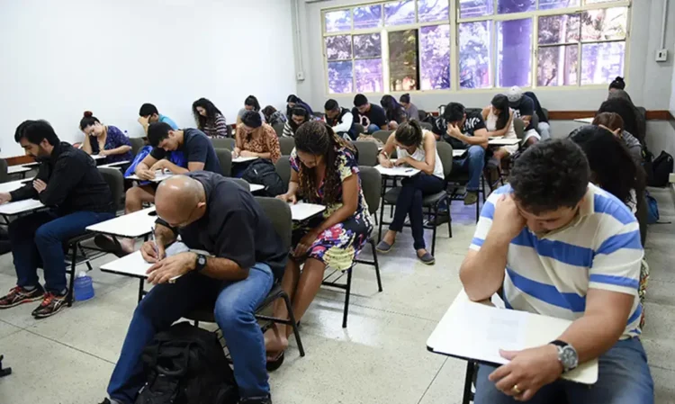 Estudantes participando de um exame, focados na prova.