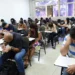 Estudantes participando de um exame, focados na prova.