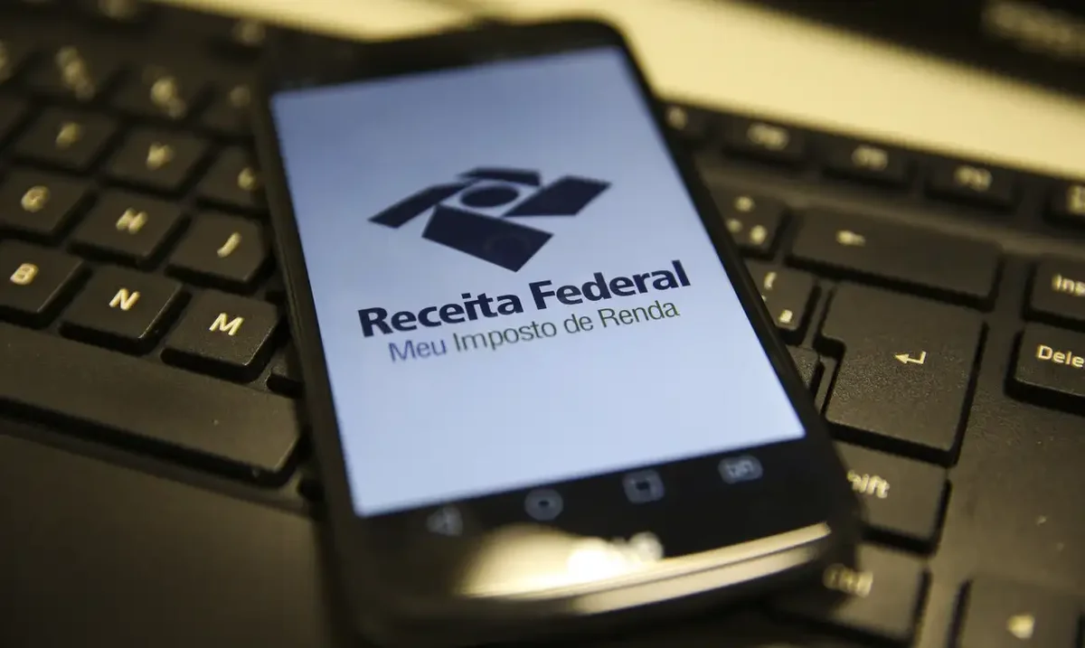 Imagem do aplicativo da Receita Federal exibido em um celular, destacando o processo de envio da declaração do MEI.