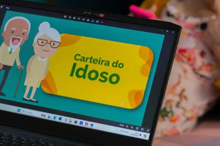 Ilustração de um casal de idosos sorrindo ao lado de uma carteira amarela com o texto "Carteira do Idoso"