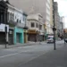 Rua deserta durante o feriado de 20 de novembro, com lojas fechadas, refletindo a aplicação do ponto facultativo.