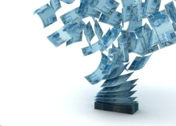Notas de 100 reais sendo dispersas, simbolizando grandes prêmios da Mega-Sena.