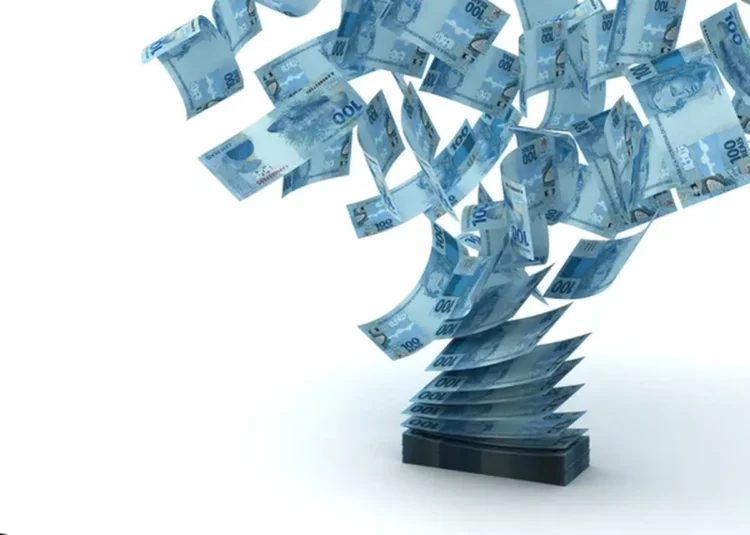 Notas de 100 reais sendo dispersas, simbolizando grandes prêmios da Mega-Sena.