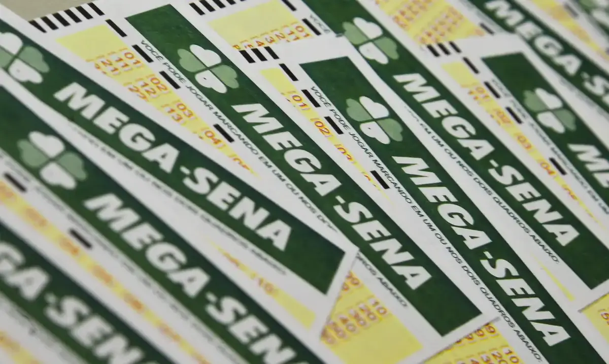 Bilhetes de Mega-Sena prontos para o sorteio, representando a oportunidade de ganhar prêmios ao acertar 4, 5 ou 6 números.