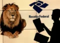 Homem consultando documentos sobre a restituição do Imposto de Renda, com o logo da Receita Federal e a imagem de um leão.