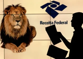 Homem consultando documentos sobre a restituição do Imposto de Renda, com o logo da Receita Federal e a imagem de um leão.