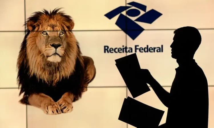 Homem consultando documentos sobre a restituição do Imposto de Renda, com o logo da Receita Federal e a imagem de um leão.