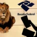 Homem consultando documentos sobre a restituição do Imposto de Renda, com o logo da Receita Federal e a imagem de um leão.