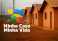 Casas do programa Minha Casa Minha Vida em bairro residencial com solo de terra batida