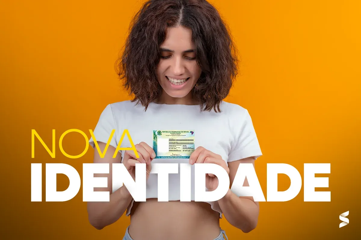 Pessoa sorrindo enquanto segura o Novo RG, simbolizando a emissão do documento.