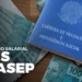 Carteira de trabalho e cédulas de dinheiro brasileiro sobre uma mesa, com texto sobre PIS/Pasep.