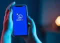 Aplicativo Caixa Tem aberto em smartphone mostrando serviço de recarga de celular e outros recursos financeiros.