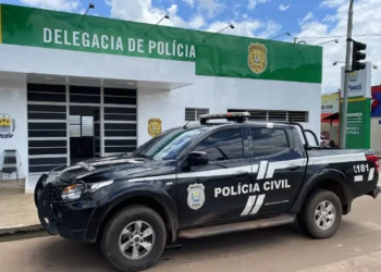 Viatura da Polícia Civil estacionada em frente a delegacia durante operação de prisão relacionada a fraude no Bolsa Família