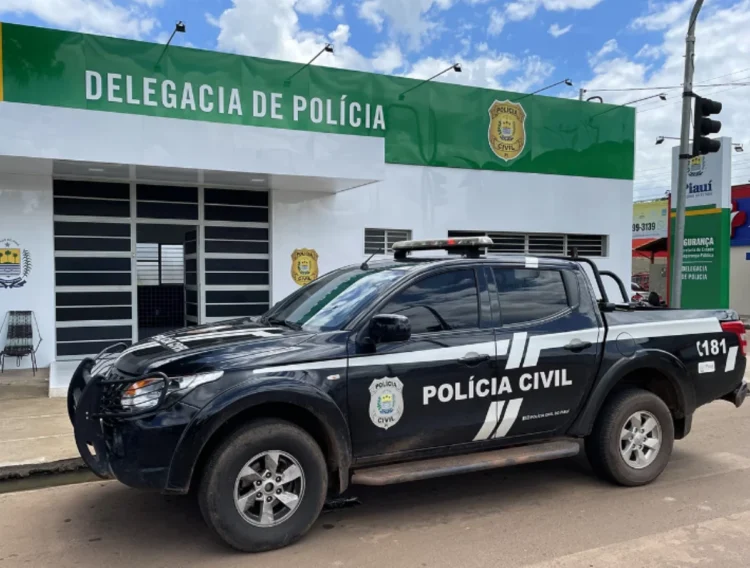 Viatura da Polícia Civil estacionada em frente a delegacia durante operação de prisão relacionada a fraude no Bolsa Família