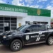 Viatura da Polícia Civil estacionada em frente a delegacia durante operação de prisão relacionada a fraude no Bolsa Família
