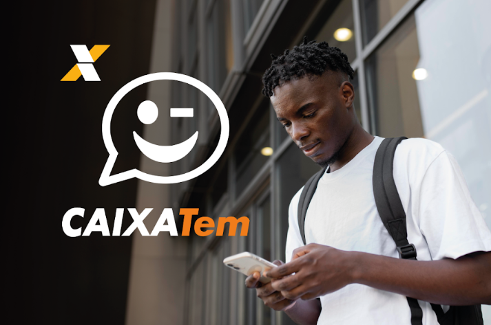 Pessoa utilizando o Caixa Tem em seu smartphone, explorando as novidades do aplicativo.