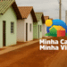 Imagem de casas do programa Minha Casa Minha Vida em uma área no Maranhão, com o logo do programa na parte inferior.