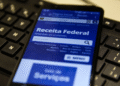 Tela de celular exibindo o site da Receita Federal, com foco na consulta de restituição do Imposto de Renda 2025.