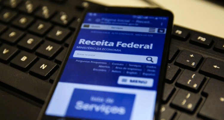 Tela de celular exibindo o site da Receita Federal, com foco na consulta de restituição do Imposto de Renda 2025.