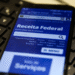 Tela de celular exibindo o site da Receita Federal, com foco na consulta de restituição do Imposto de Renda 2025.