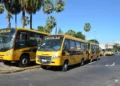 Ônibus escolar aguardando transporte de estudantes da rede pública, refletindo a falta de transporte escolar e seus impactos na educação.