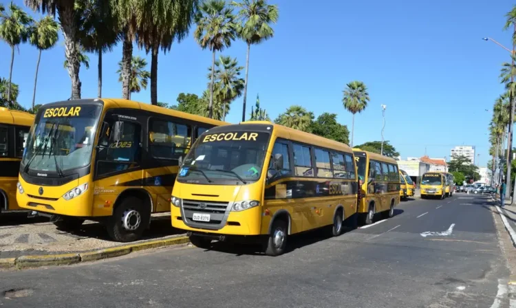 Ônibus escolar aguardando transporte de estudantes da rede pública, refletindo a falta de transporte escolar e seus impactos na educação.