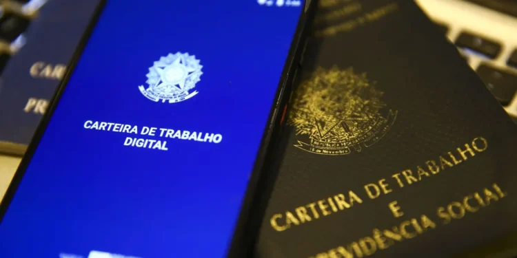 Imagem do celular mostrando a Carteira de Trabalho Digital e a versão física da carteira, simbolizando a conquista de um emprego.