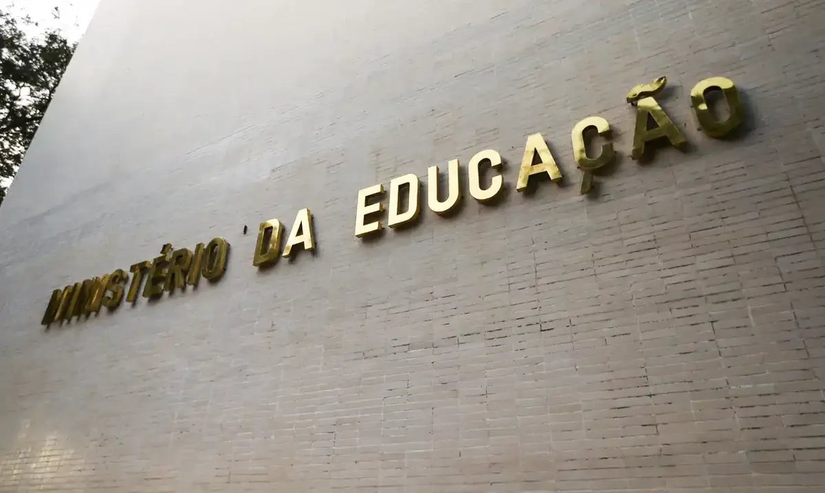 Entrada do Ministério da Educação com foco nas letras douradas