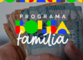 Imagem de cédulas de dinheiro com a marca do programa Bolsa Família sobreposta, simbolizando a ajuda financeira destinada a famílias que atendem aos critérios de elegibilidade.
