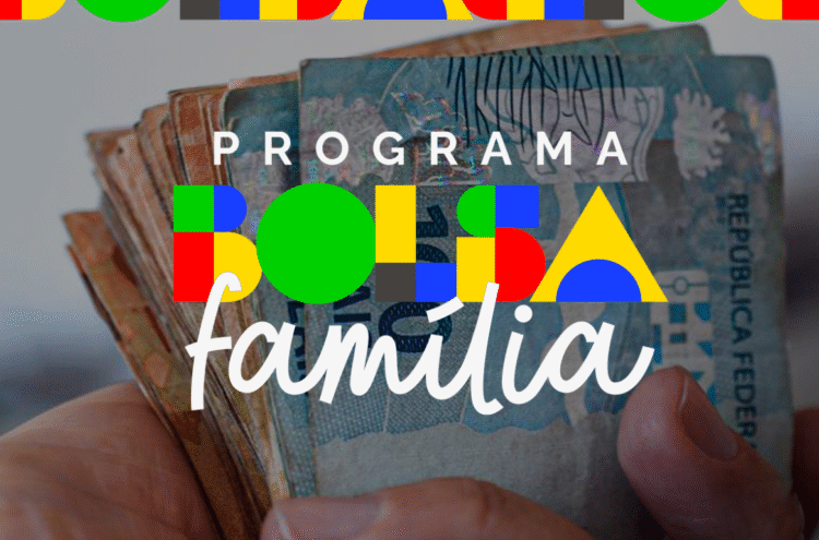 Imagem de cédulas de dinheiro com a marca do programa Bolsa Família sobreposta, simbolizando a ajuda financeira destinada a famílias que atendem aos critérios de elegibilidade.