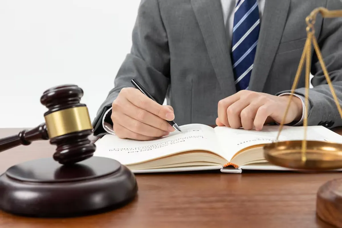 Juiz analisando documento legal e assinando ação judicial em escritório de advocacia.