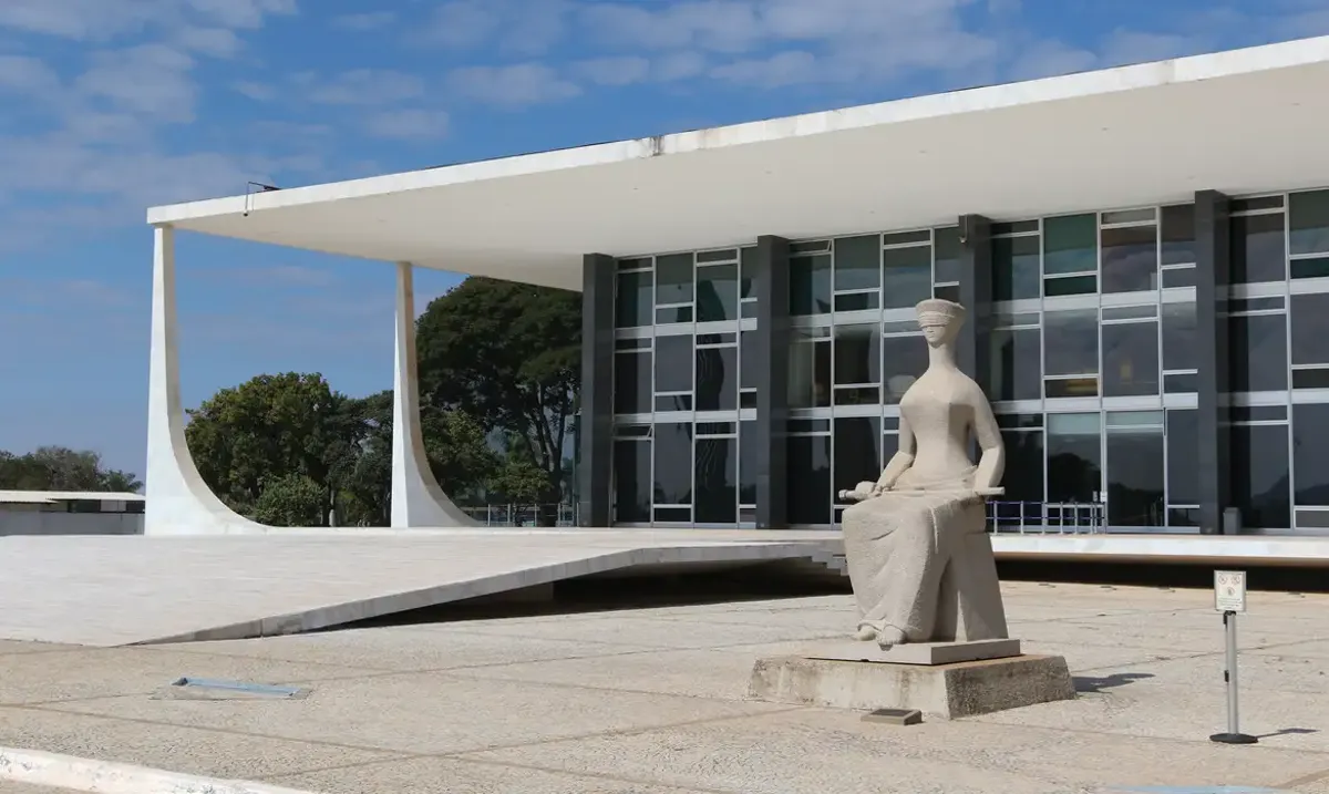 Estátua da Justiça e a fachada do Supremo Tribunal Federal (STF), Brasília.