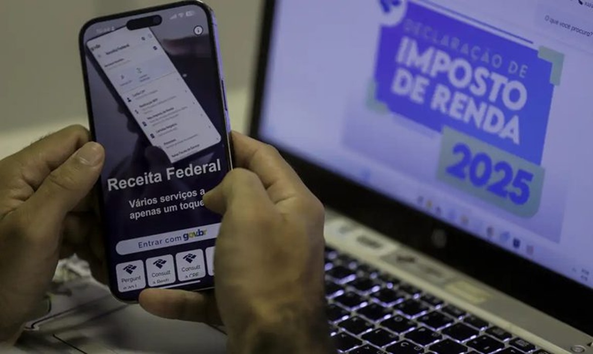 Pessoa acessando o site da Receita Federal pelo celular