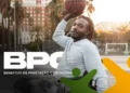 Beneficiário do BPC praticando esportes no dia a dia, com notificação do INSS para reavaliação de deficiência.