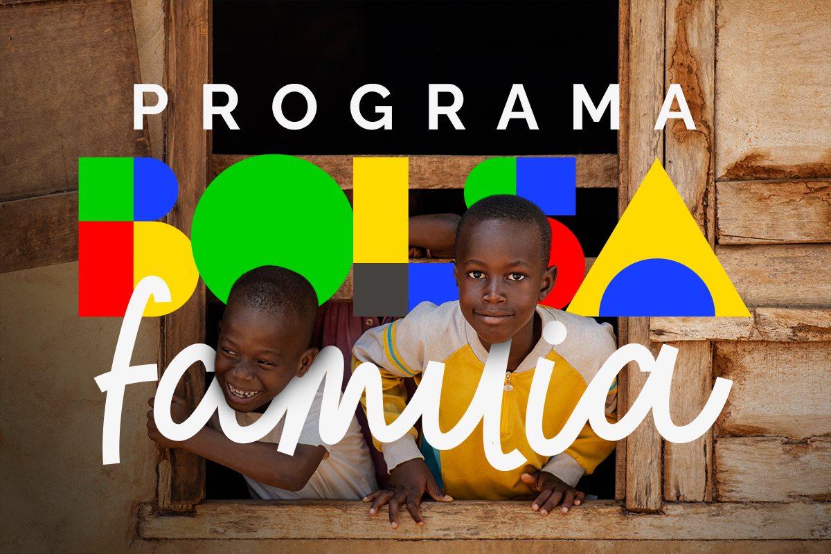Crianças sorrindo ao lado de uma janela, representando a inclusão e o apoio do programa Bolsa Família.