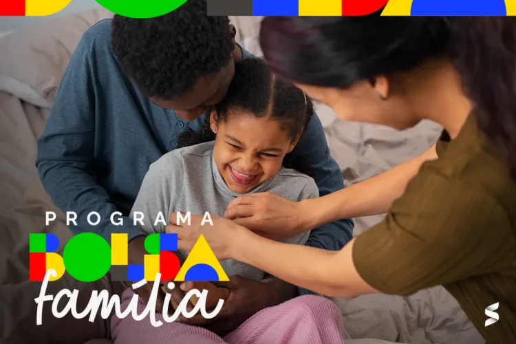 Família beneficiada pelo Programa Bolsa Família, com foco na união e bem-estar das crianças.