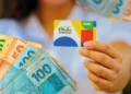 Cartão do Bolsa Família com dinheiro, promovendo saúde e qualidade de vida para brasileiros.
