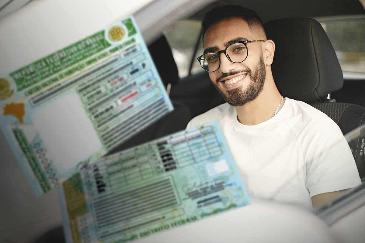 Pessoa segurando a CNH em um carro, representando a nova legislação de CNH gratuita
