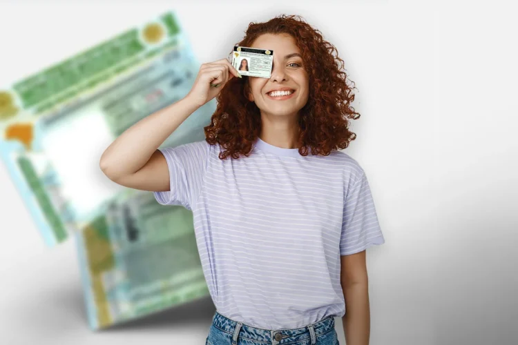 "Mulher sorrindo e segurando sua Carteira Nacional de Habilitação (CNH), simbolizando a conquista e as novas possibilidades."