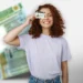 "Mulher sorrindo e segurando sua Carteira Nacional de Habilitação (CNH), simbolizando a conquista e as novas possibilidades."