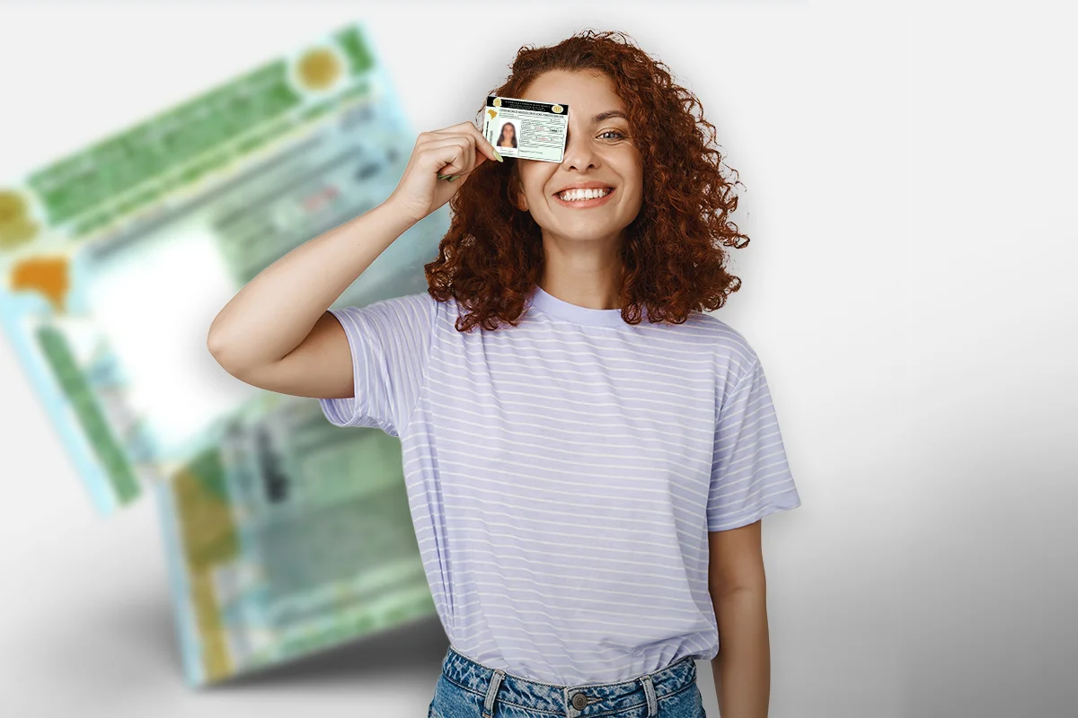 Mulher sorrindo e segurando sua Carteira Nacional de Habilitação (CNH), simbolizando a conquista e as novas possibilidades.
