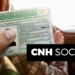 Carteira Nacional de Habilitação Social sendo exibida em mãos, destacando o programa CNH Social.