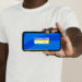 Pessoa exibindo a tela do smartphone com o logo do Cadastro Único