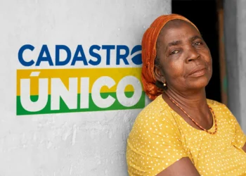 "Mulher de rosto sério ao lado do logotipo do CadÚnico."