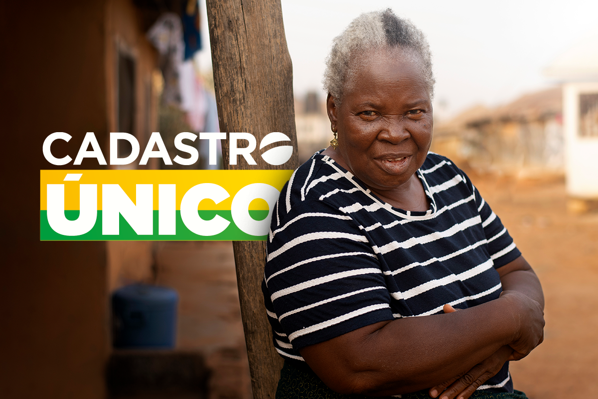 Mulher sentada em área rural com logotipo do Cadastro Único ao lado