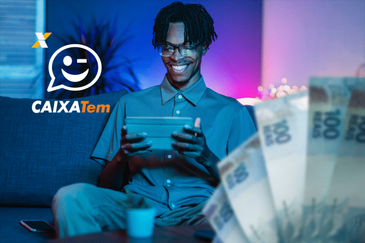 Homem sorridente usando tablet com o logo do Caixa Tem ao lado.