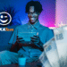 Homem sorridente usando tablet com o logo do Caixa Tem ao lado.