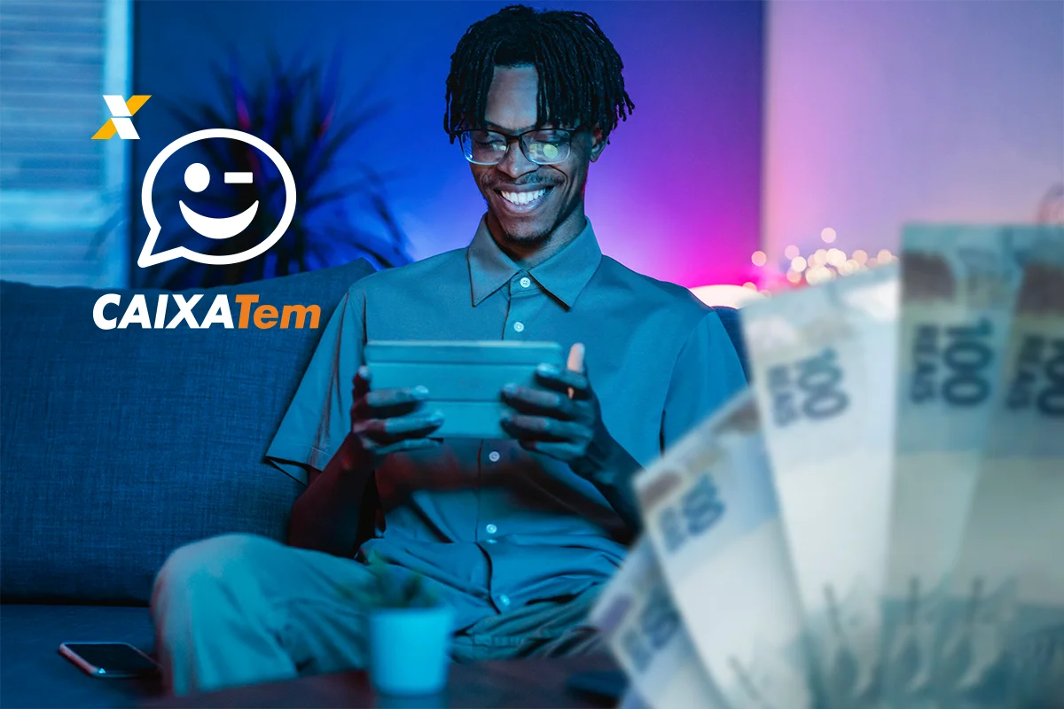 Pessoa sorrindo e utilizando um tablet com o logo Caixa Tem e notas de 100 reais.